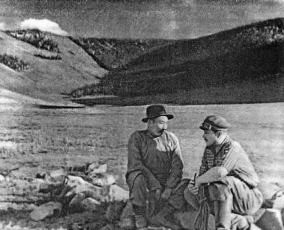 И. Ефремов в пустыне Гоби с сотрудником экспедиции. 1949