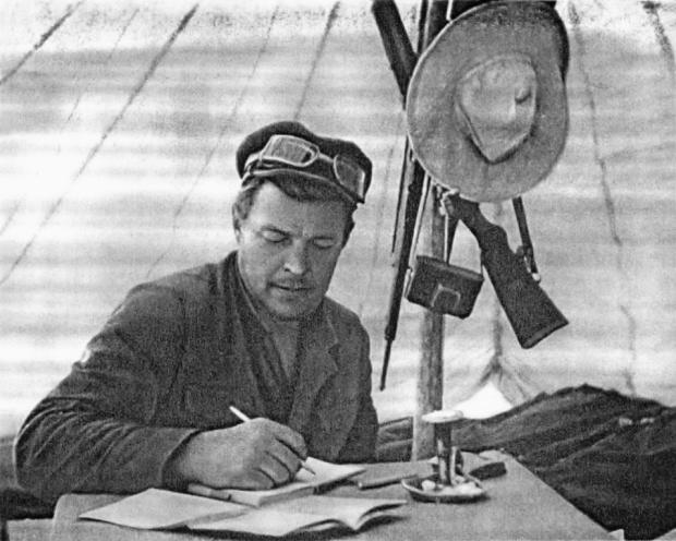 И. Ефремов — начальник Гобийской экспедиции. 1949