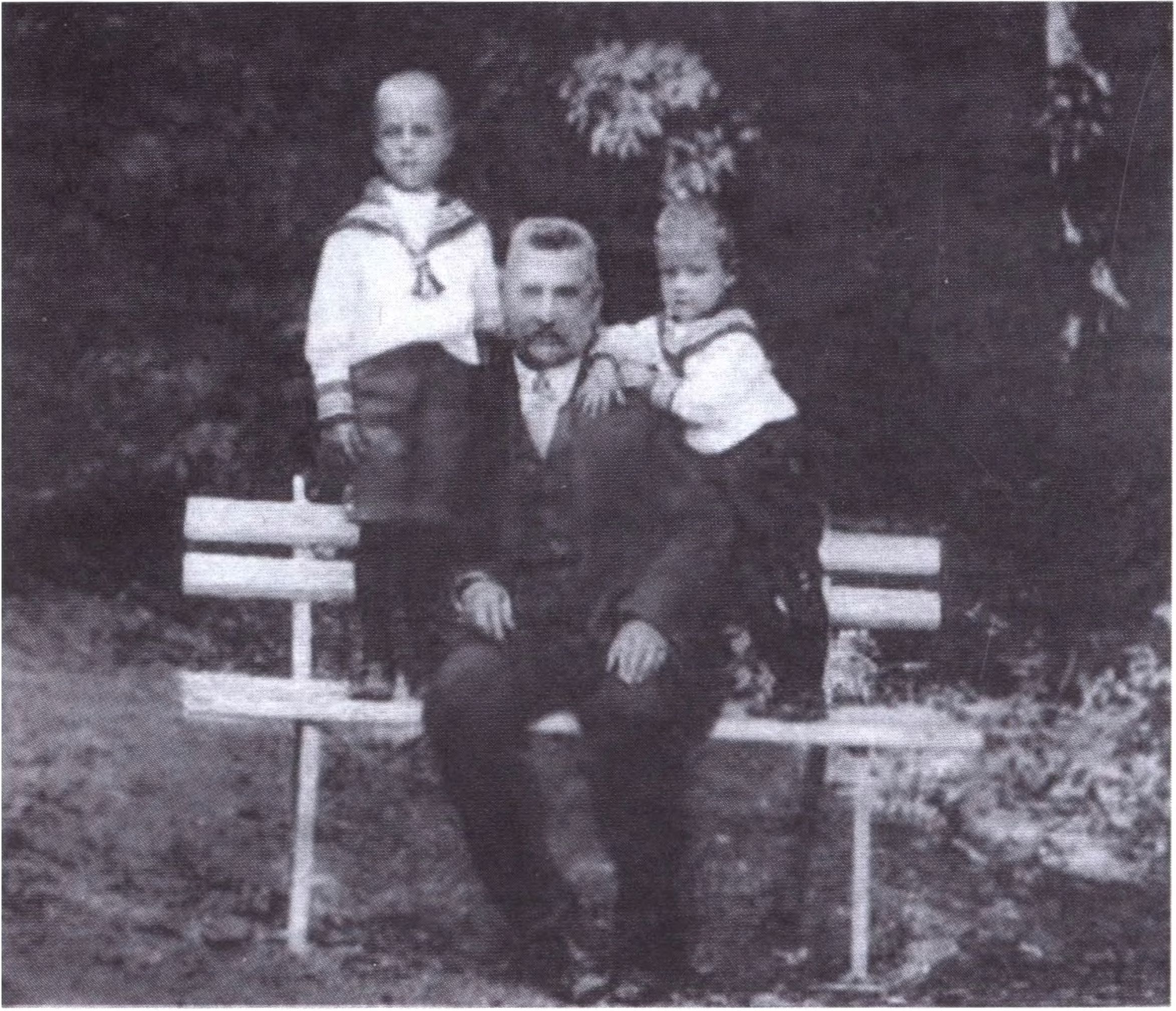 Антип Харитонович Ефремов с сыновьями Иваном и Василием